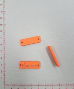 Oranžinė medinė etiketė Hand made, stačiakampė