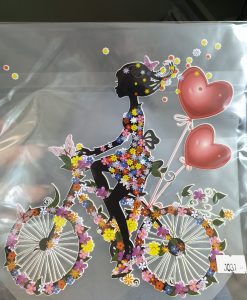 Termoaplikacija Mergina ant dviračio su didelė balionais širdelių