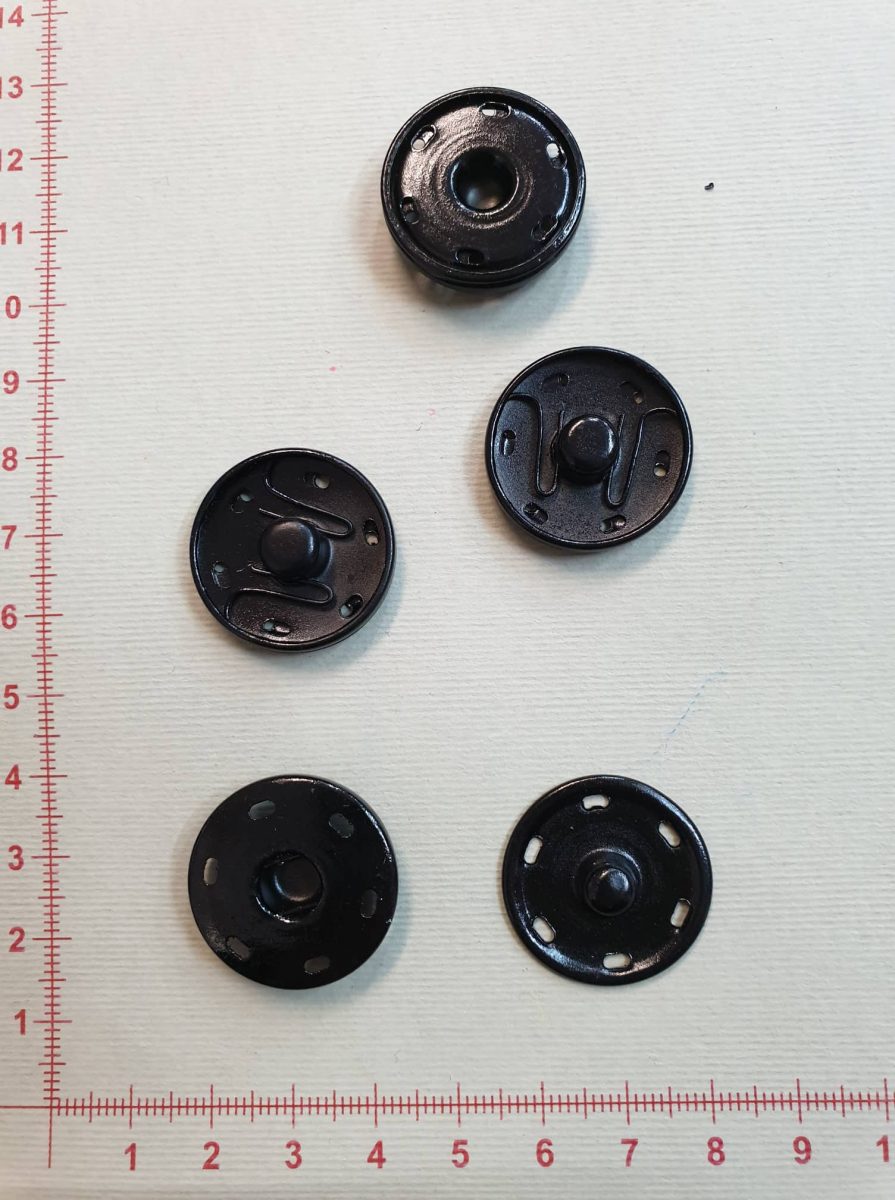 Prisiuvamos metalinės spaudės juodos spalvos, 25 mm