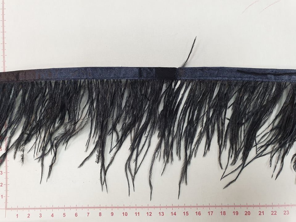 Juosta su natūraliomis stručio plunksnomjuoda 10 cm