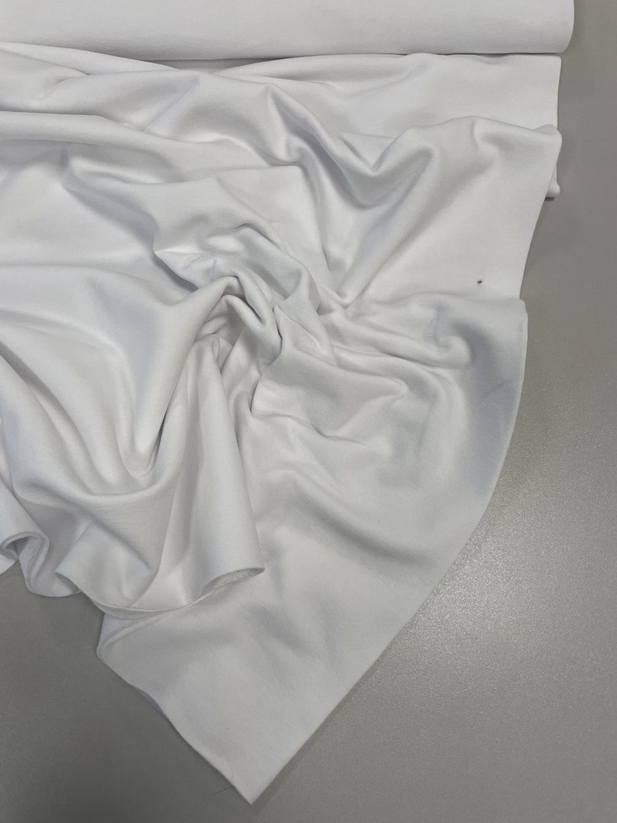 Pašiltintas, nestoras elastingas trikotažas Baltas