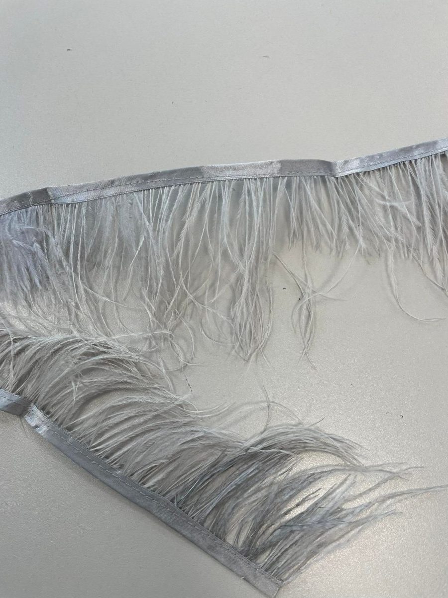 Juosta su natūraliomis stručio plunksnomšviesiai pilka 10 cm