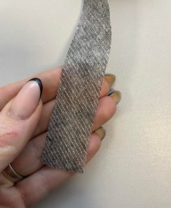 Persiūtas neaustinis flizelinas, pilka spalva, 25 mm juosta