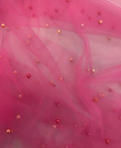 Minkštas tiulis su rožinis ryškiai karoliukais