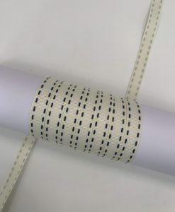 Grosgrain juostelė 9 mm, melsva turkio, siuvinėta baltais siūlais kraštuose