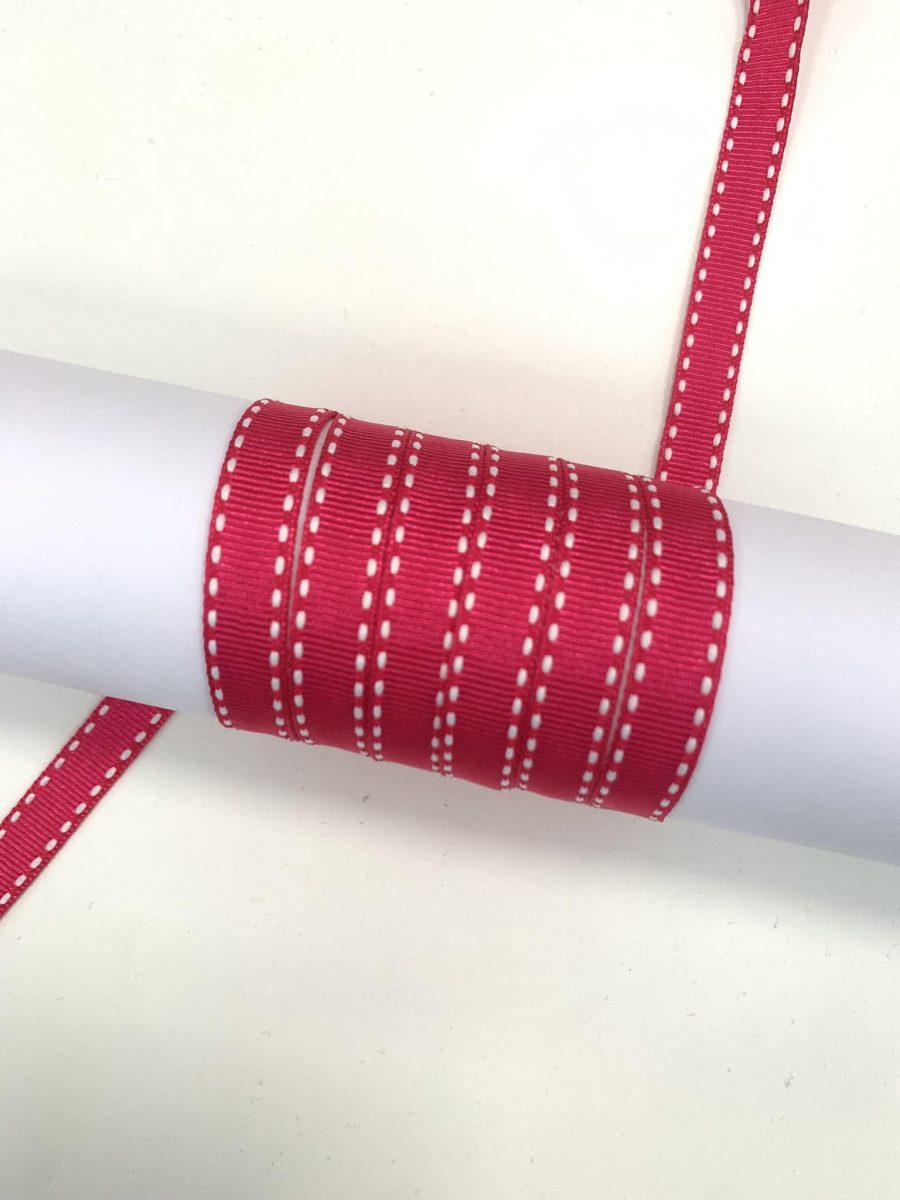 Grosgrain juostelė 9 mm ryškiai rožinė siuvinėta baltais siūlais kraštuose
