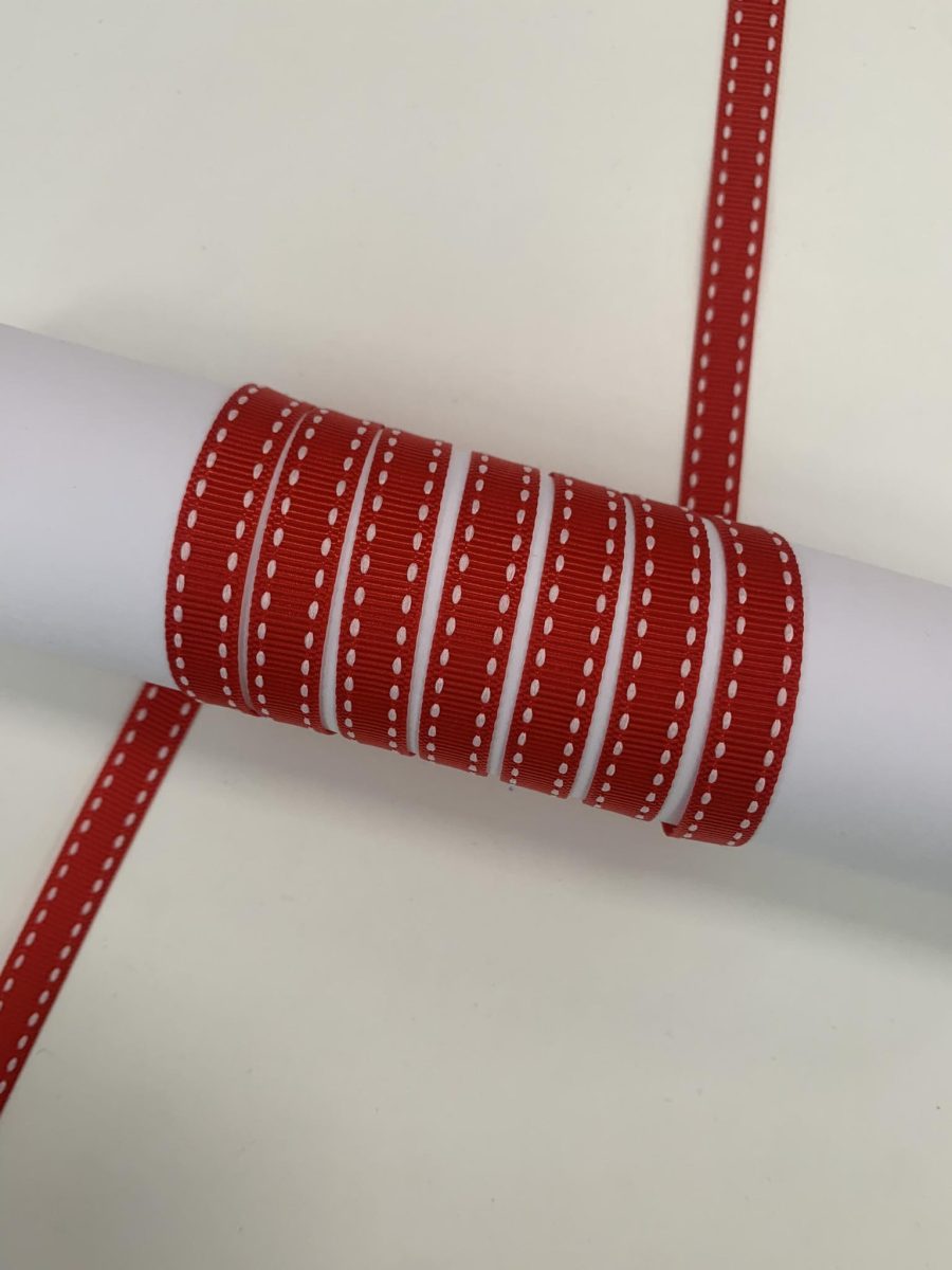 Grosgrain juostelė 9 mm raudona siuvinėta baltais siūlais kraštuose