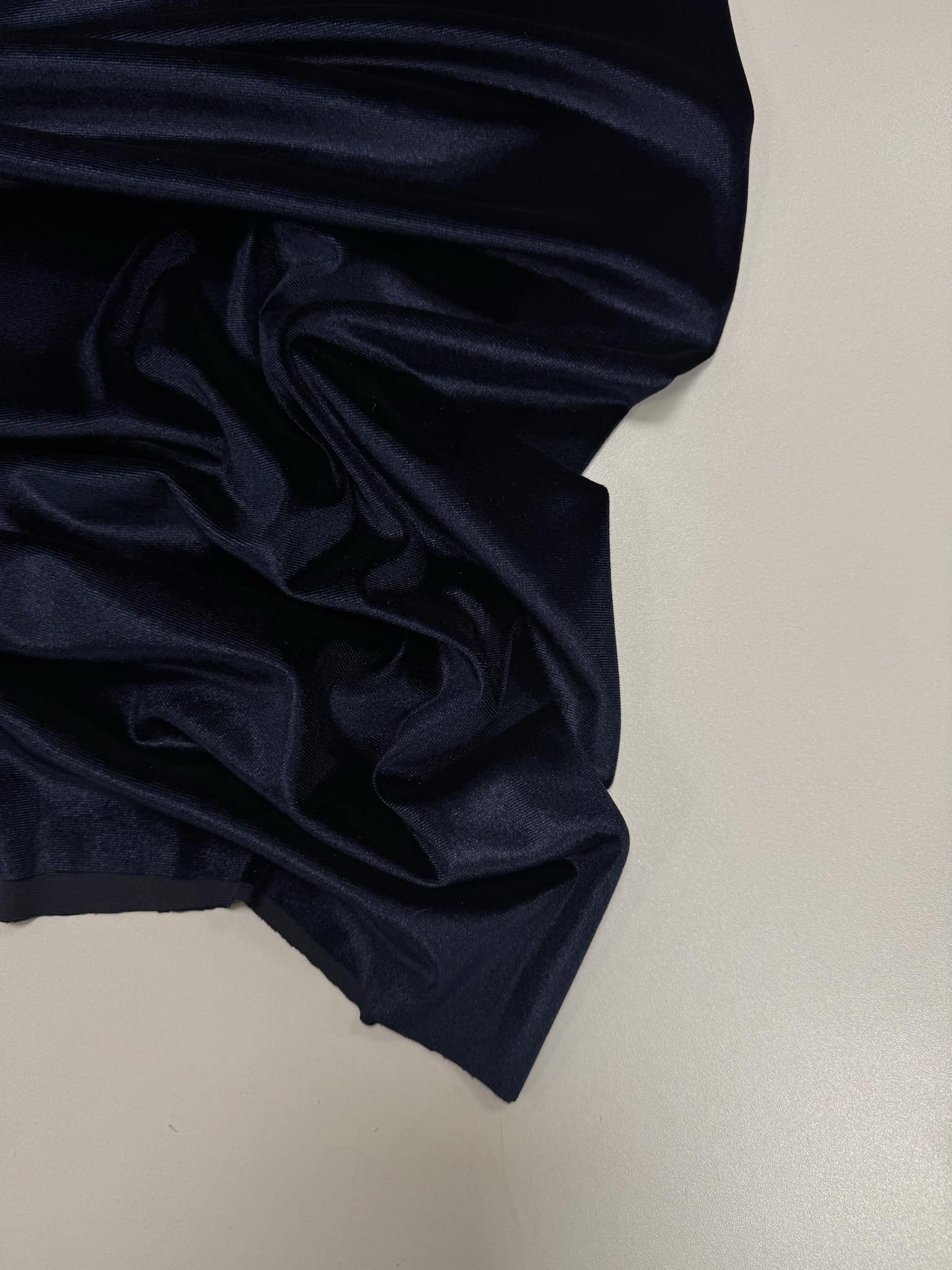 13b7f461-30de-4e1f-9146-4552f0e48be9.jpg Sintetinis veliūras Tamsiai mėlynas — veliūras | Trys Pelėdos