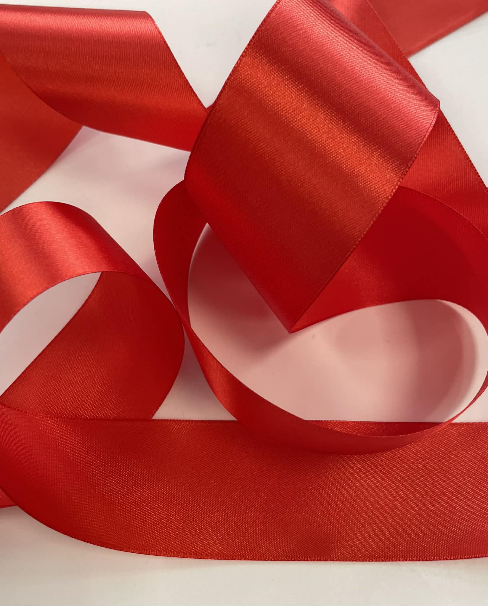 Atlasinė juostelė 50mm, raudona Atlasinė juostelė 50mm, raudona