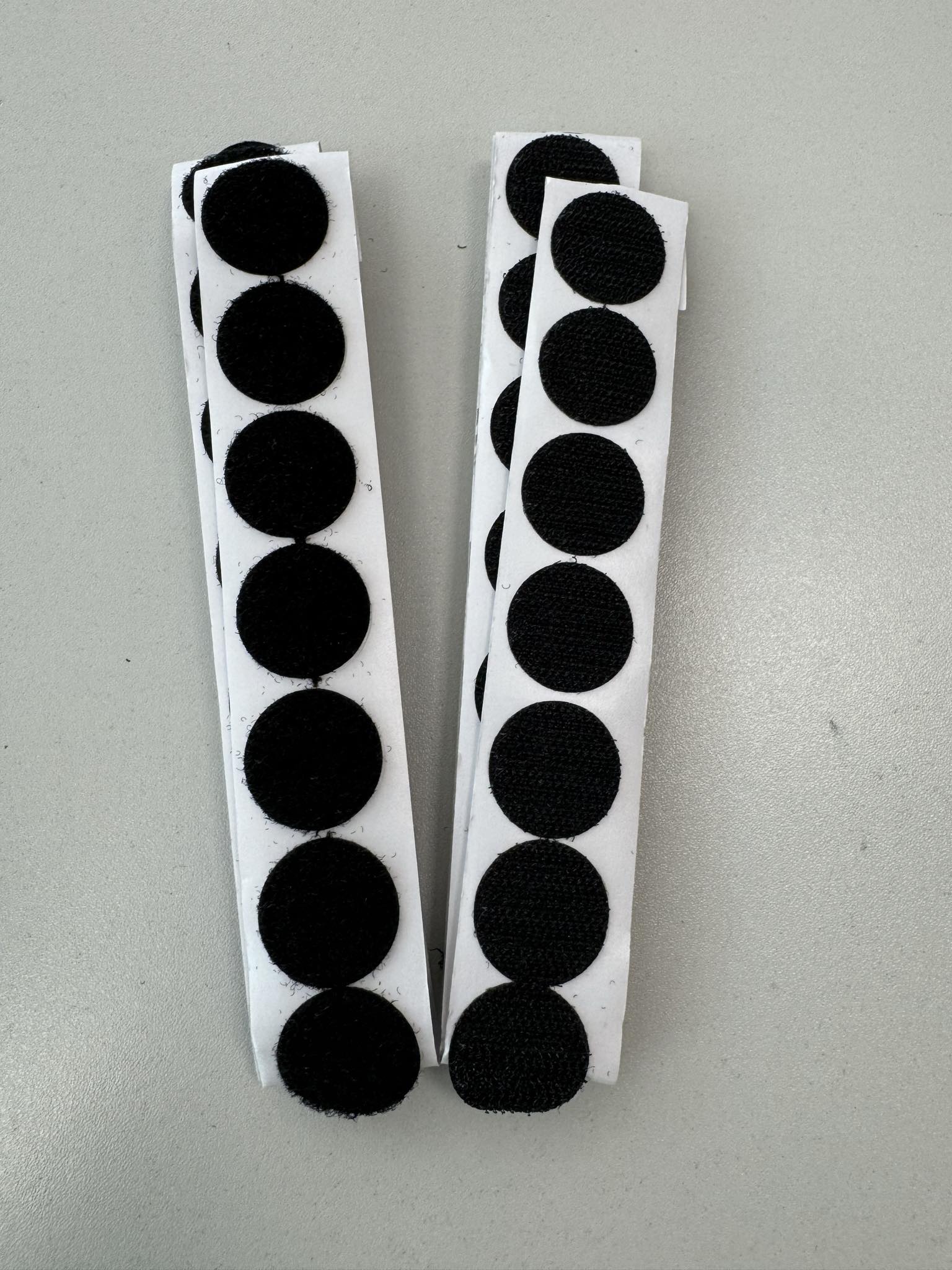 20d5d286-6fbd-4de7-ab95-4b723f07aa18.jpg Velcro juostos skridinėliai, prilimpantys, 50 vnt. juodi — Priedai Siuvimui | Trys Pelėdos