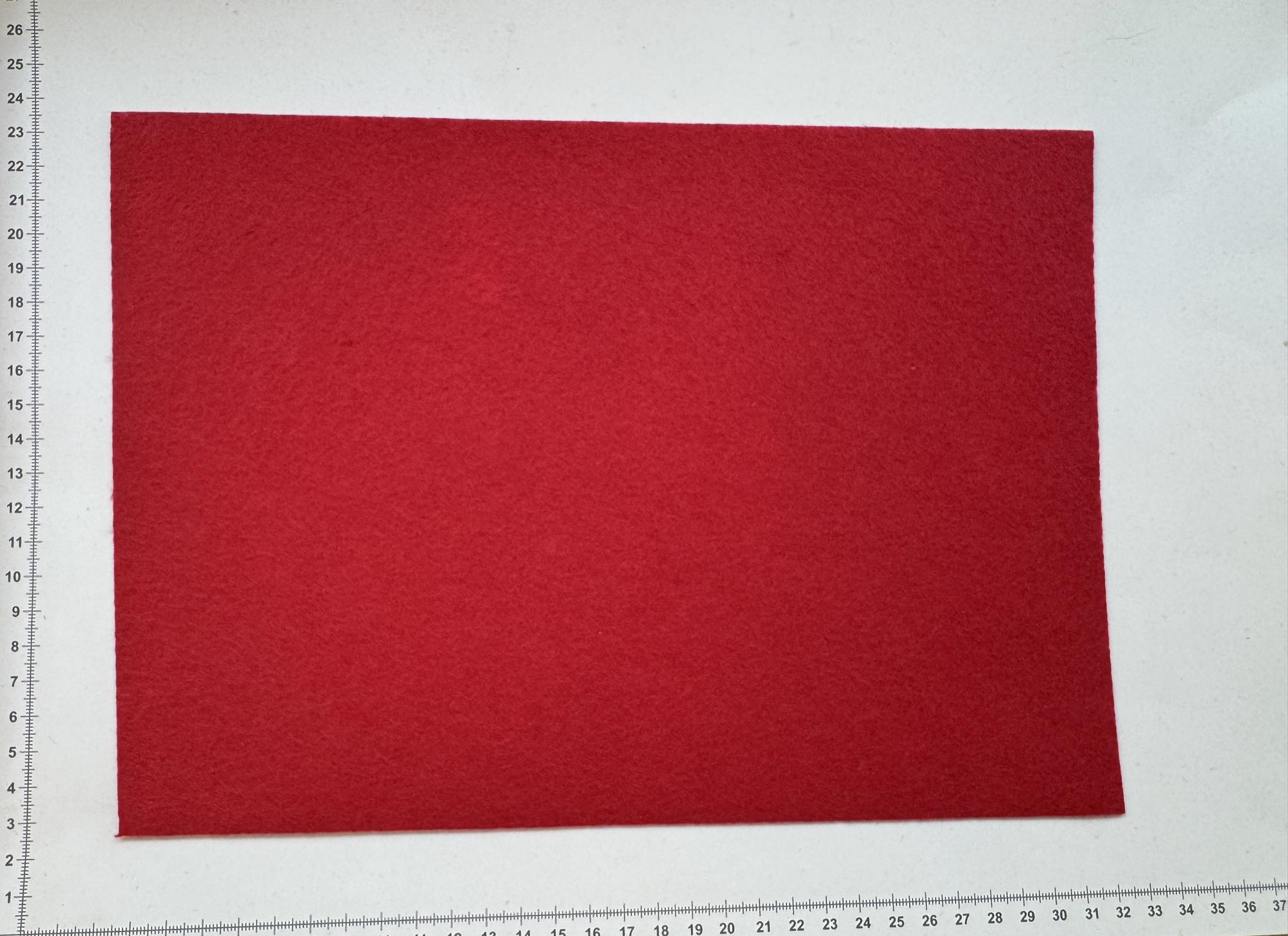 47704f5a-bbf0-4f59-b7cc-58f8615b3552.jpg Dirbtinio veltinio (filco) lakštas, raudonas — 1 mm | Trys Pelėdos