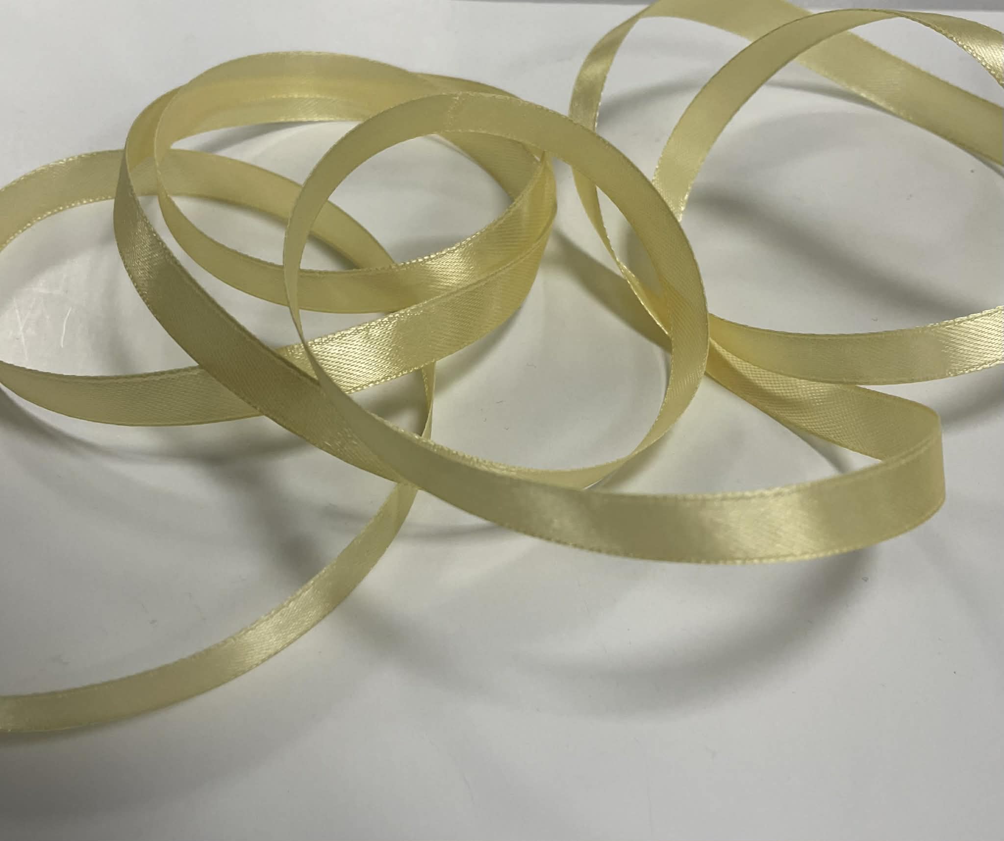 Atlasinė juostelė 10mm, gelsva Atlasinė juostelė 10mm, gelsva