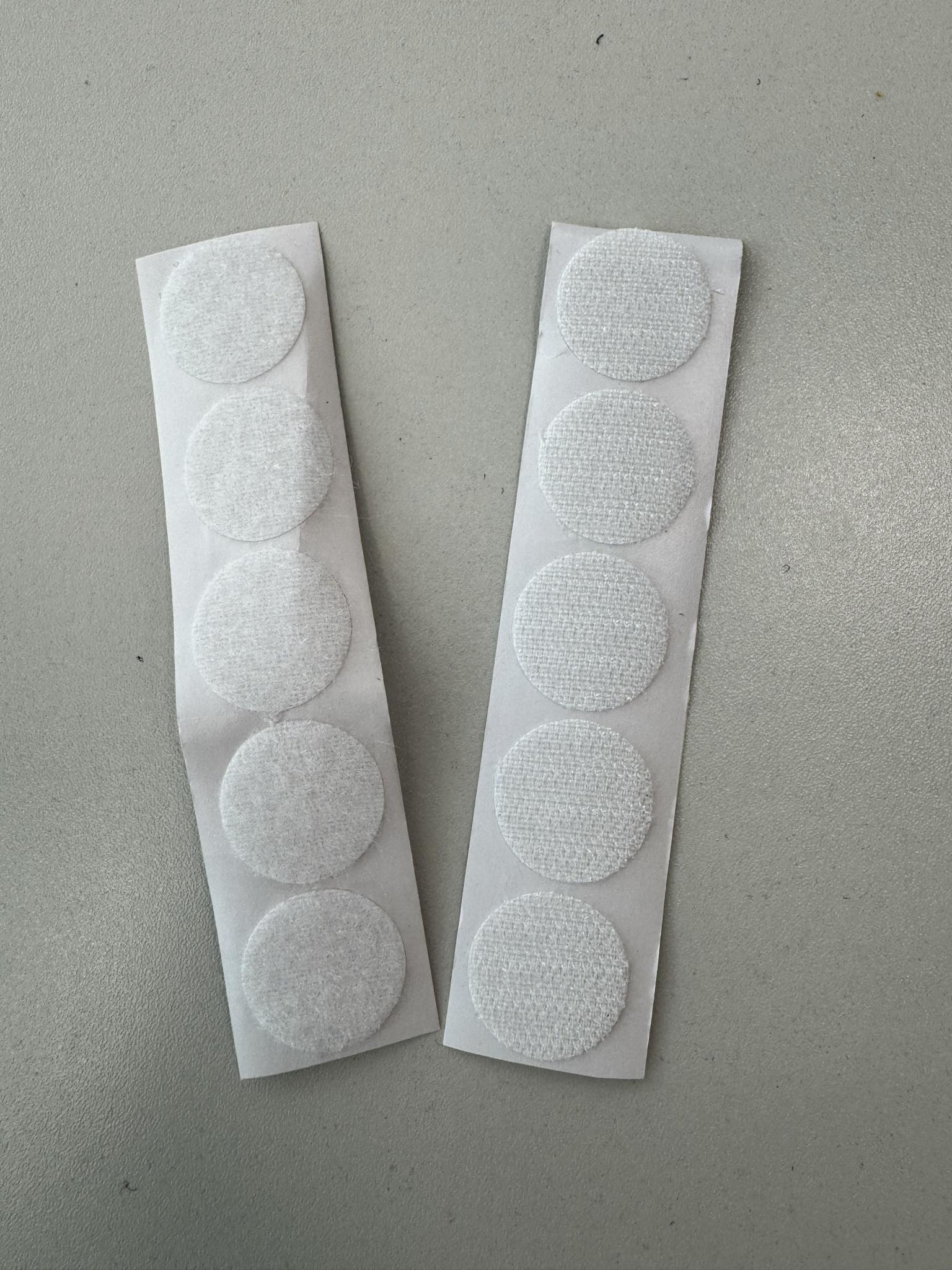 7a184817-8759-4d8f-9fda-893ffd99b334.jpg Velcro juostos skridinėliai, prilimpantys, 5 vnt. balti — Priedai Siuvimui | Trys Pelėdos