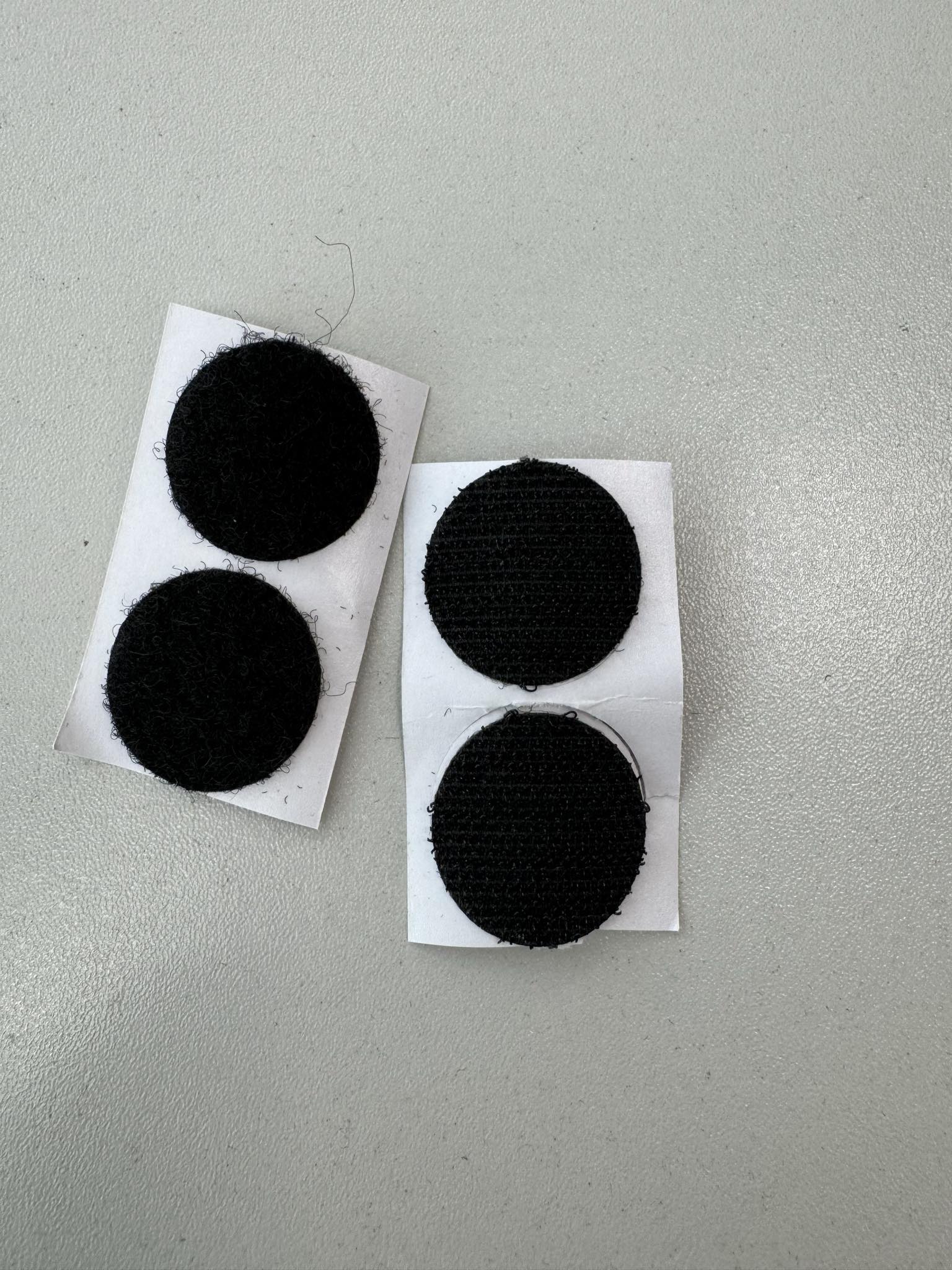 9749e2b6-8148-4fc5-881b-66f935cf5033.jpg Velcro juostos skridinėliai, prilimpantys, 2 vnt. juodi — Priedai Siuvimui | Trys Pelėdos