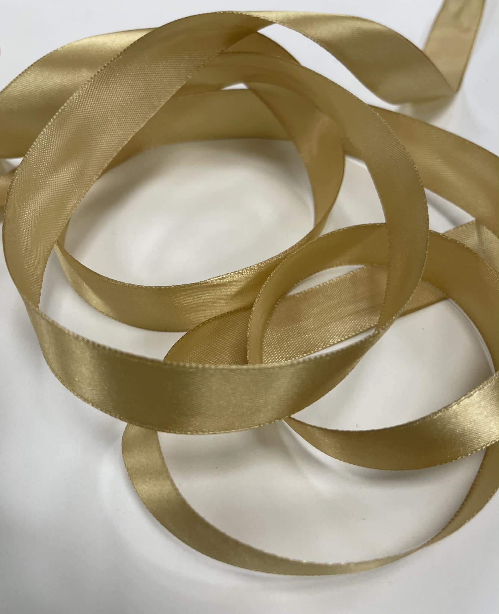 Atlasinė juostelė 20mm, auksinė Atlasinė juostelė 20mm, auksinė (minkštesnė) — siuvimo juostelė | Trys Pelėdos