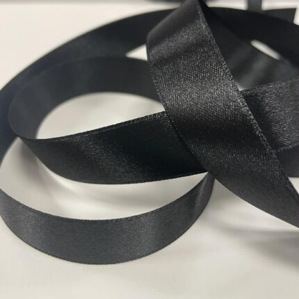 Atlasinė juostelė 20mm, juoda (minkštesnė) — siuvimo juostelė | Trys Pelėdos