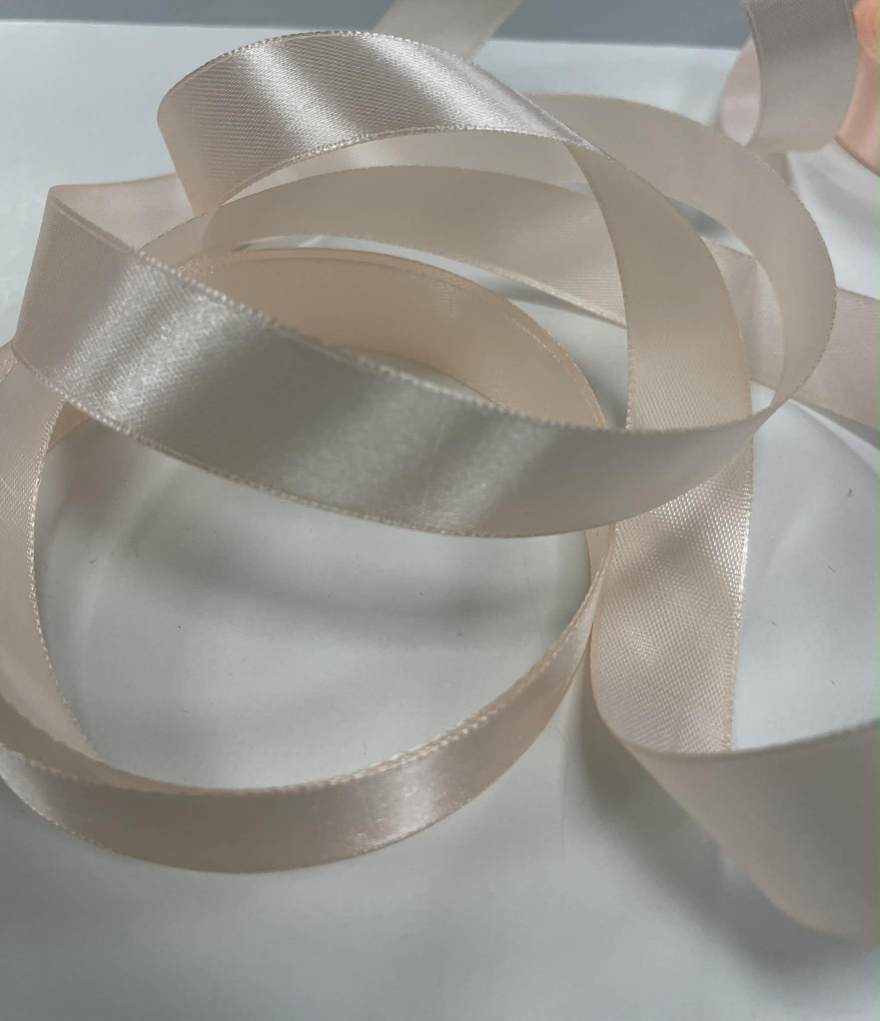 Atlasinė juostelė 20mm, persikinė Atlasinė juostelė 20mm, persikinė (minkštesnė) — siuvimo juostelė | Trys Pelėdos