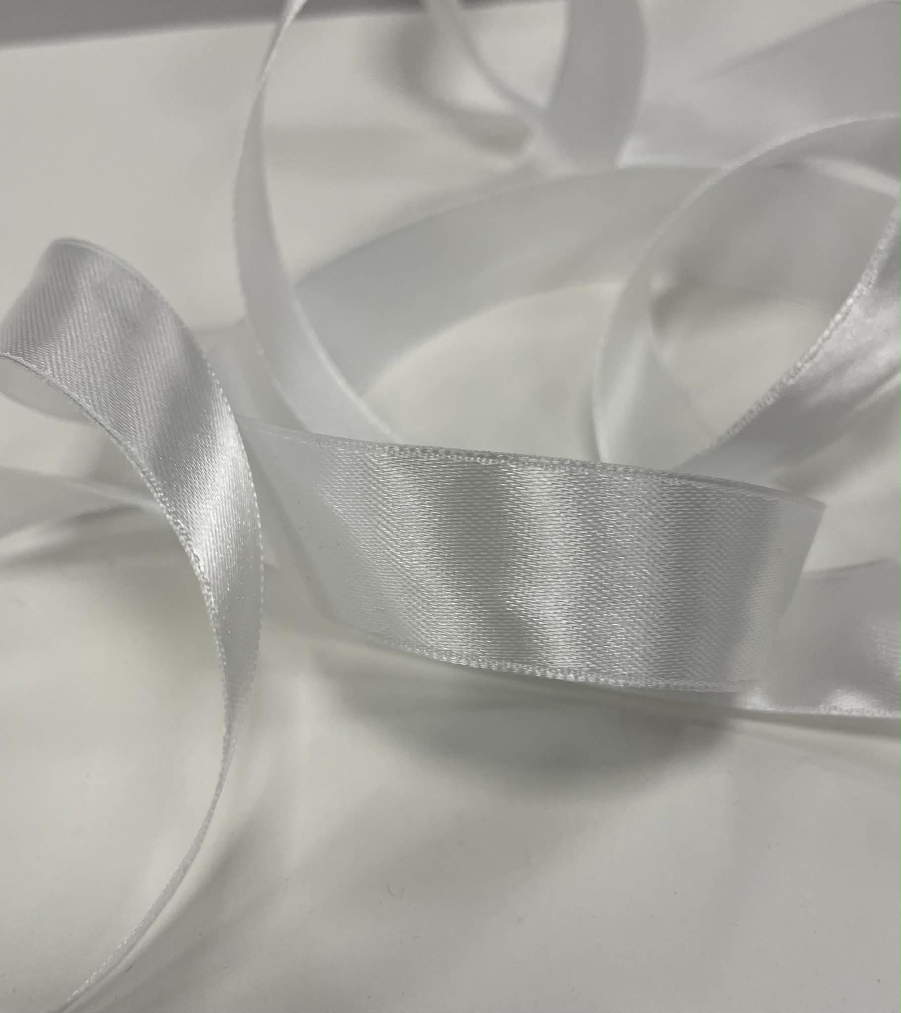 Atlasinė juostelė 25mm, pieno baltumo Atlasinė juostelė 25mm, pieno baltumo (minkštesnė) — siuvimo juostelė | Trys Pelėdos