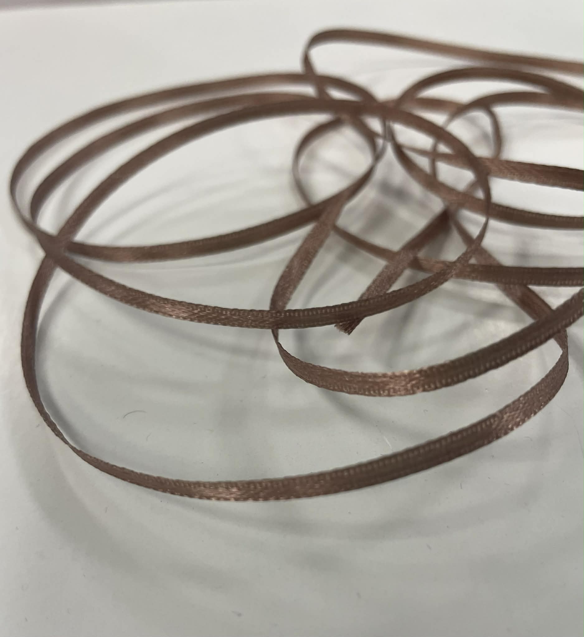 Atlasinė juostelė 3mm, kakavinė Atlasinė juostelė 3mm, kakavinė — siuvimo juostelė | Trys Pelėdos