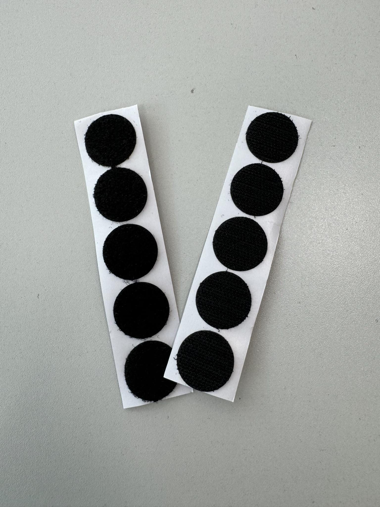 b43734cf-4ba9-4f59-9570-30765da95672-e1715073964159.jpg Velcro juostos skridinėliai, prilimpantys, 5 vnt. juodi — Priedai Siuvimui | Trys Pelėdos