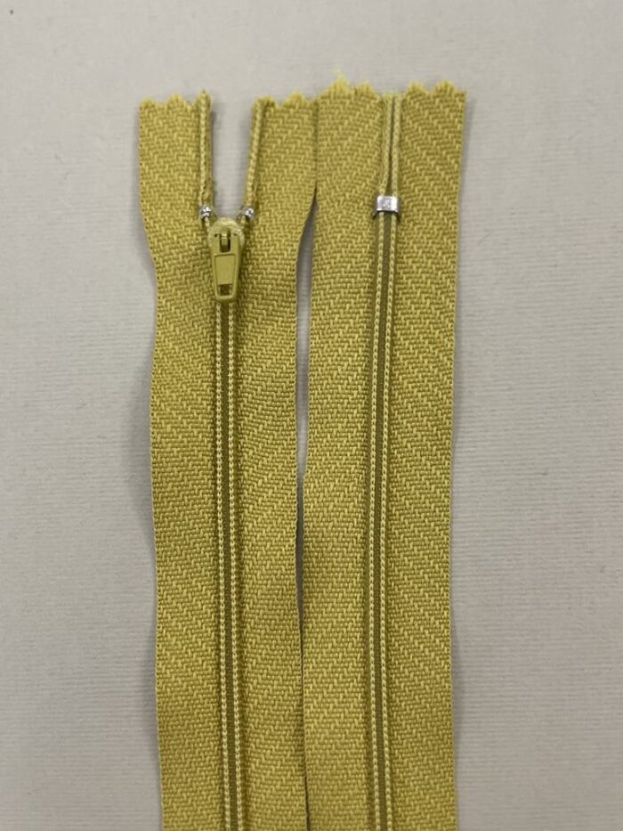 Spiralinis fiksuojamas užtrauktukas "Šviesiai samaninis", 18 cm