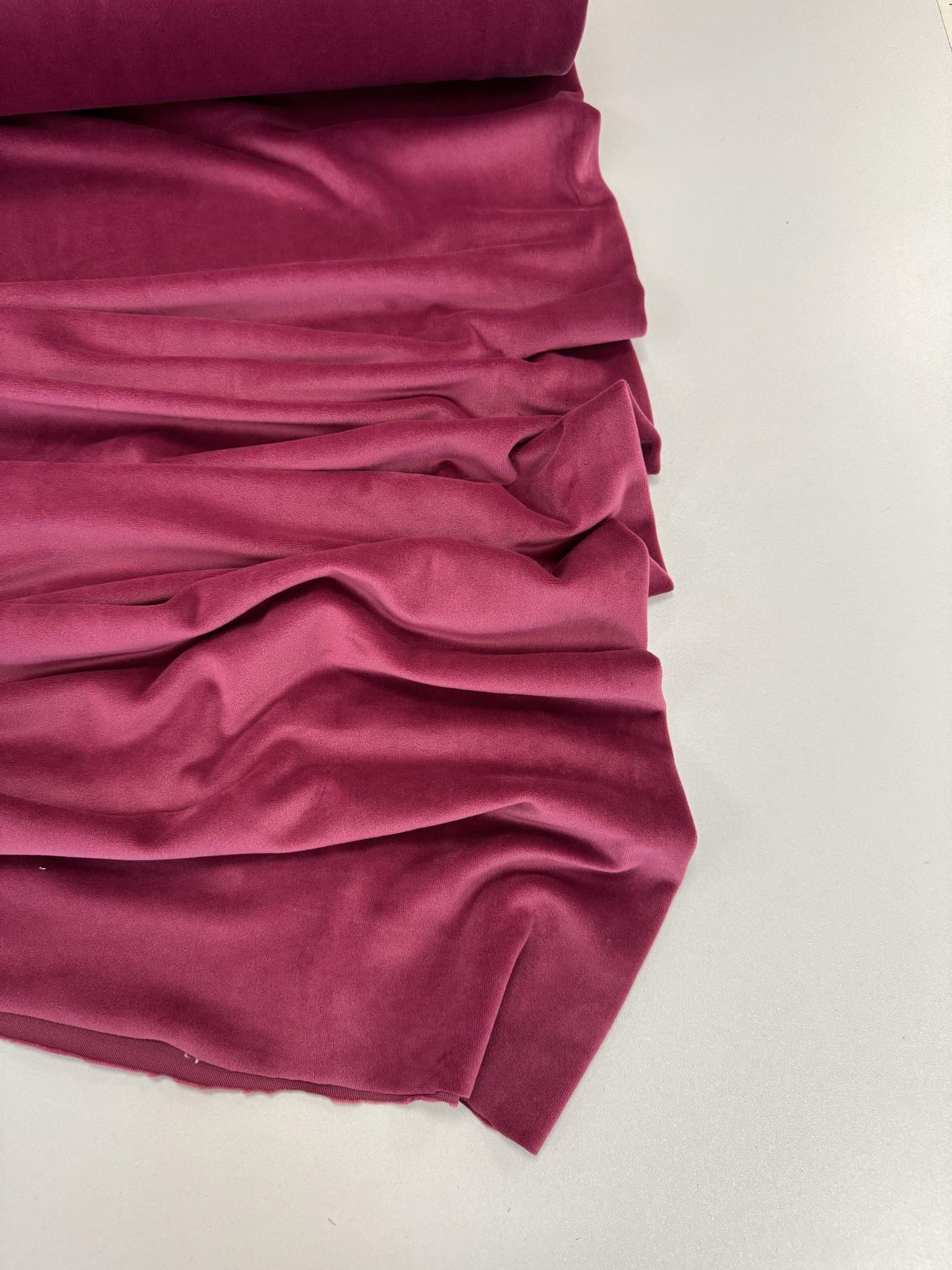 c0ec17ca-f38b-4bc6-9369-bf1c28780640-rotated-1.jpg Soft veliūras Ciklamenas — veliūras | Trys Pelėdos