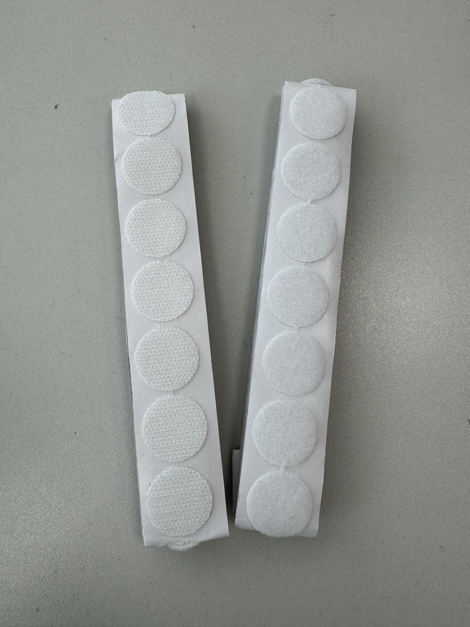 c965545d-411c-4995-b476-0773a86856cd-e1715077187406.jpg Velcro juostos skridinėliai, prilimpantys, 50 vnt. balti — Priedai Siuvimui | Trys Pelėdos
