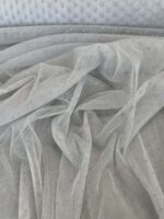 Minkštas tiulis su smulkiais taškeliais, baltas