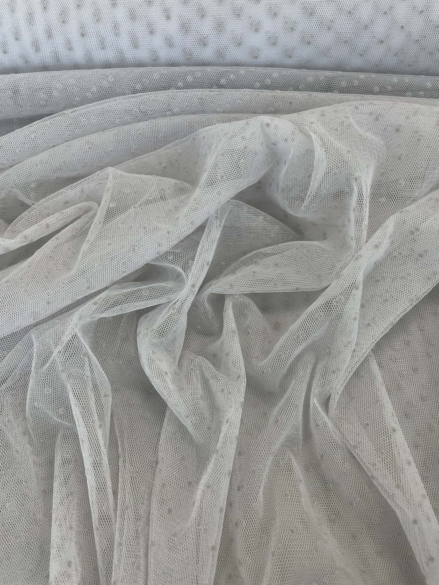 Minkštas tiulis su smulkiais taškeliais, baltas Minkštas tiulis su smulkiais taškeliais, baltas