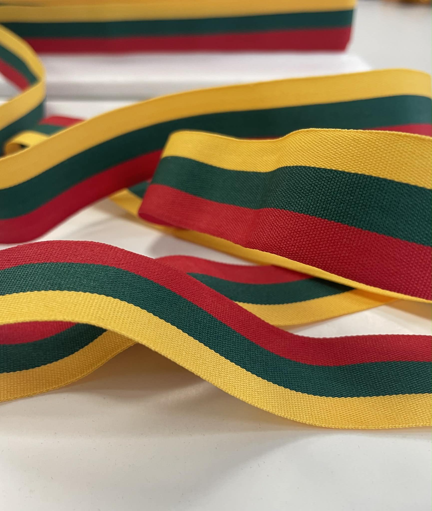 Dekoratyvinė juostelė, Trispalvė 30 mm Dekoratyvinė juostelė, Trispalvė 30 mm — siuvimo juostelė | Trys Pelėdos