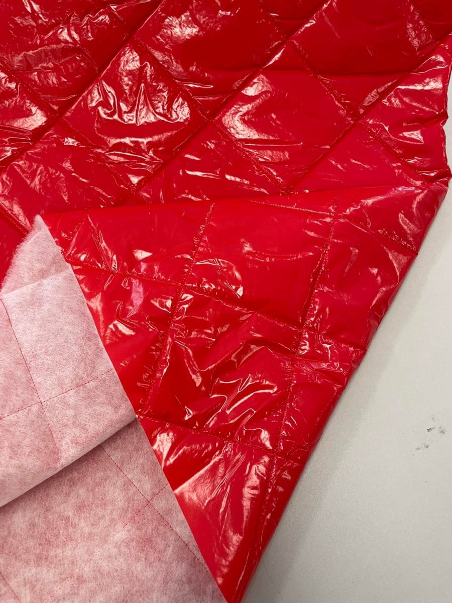 Dygsniuotas rombais vienpusis striukinis audinys Red latex — striukinis audinys | Trys Pelėdos