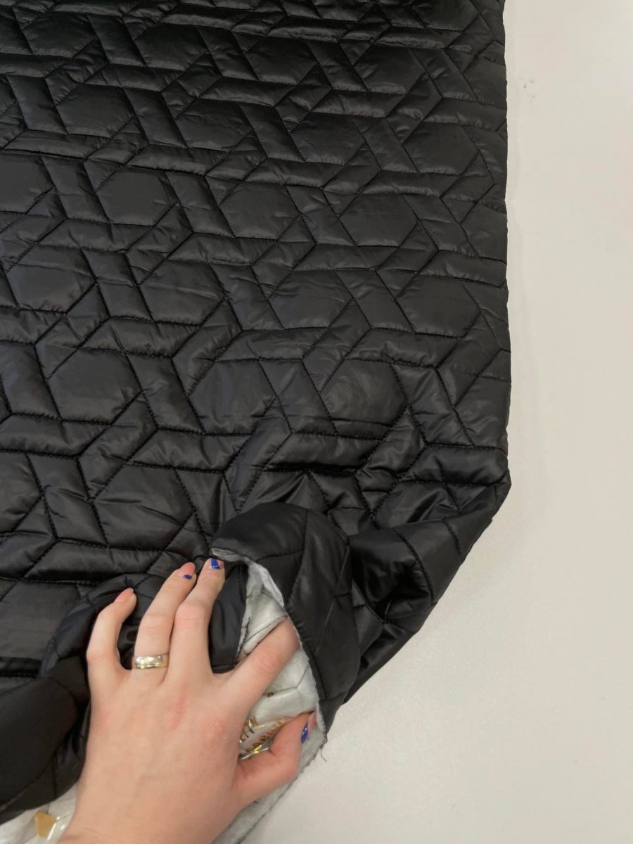 dygsniuotas-vienpusis-striukinis-audinys-trapecijos-juoda.jpg Dygsniuotas vienpusis striukinis audinys Juoda trapecijos - 40% NUOLAIDA — striukinis audinys | Trys Pelėdos