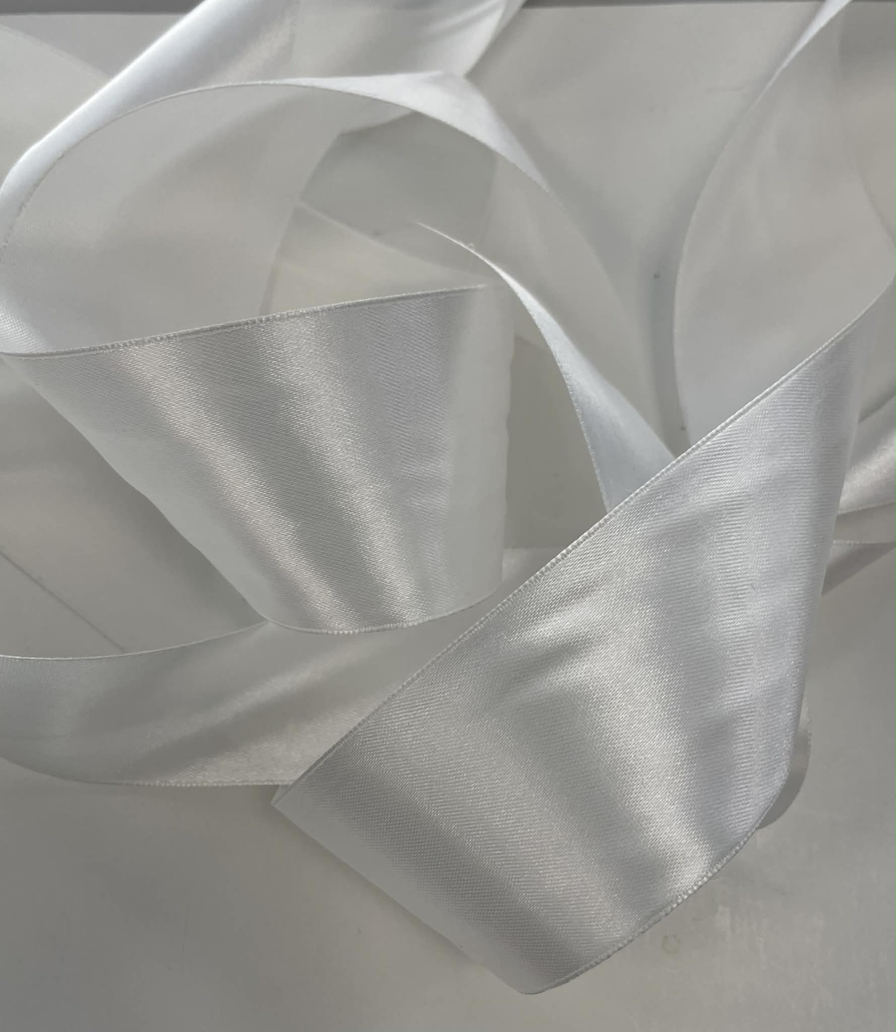 Atlasinė juostelė 50mm, pieno baltumo Atlasinė juostelė 50mm, pieno baltumo