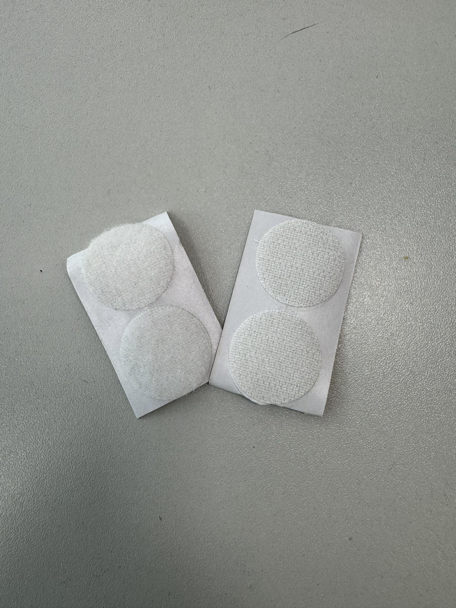 f12d61d7-6c84-4554-9224-5dcc68bdae18.jpg Velcro juostos skridinėliai, prilimpantys, 2 vnt. balti — Priedai Siuvimui | Trys Pelėdos
