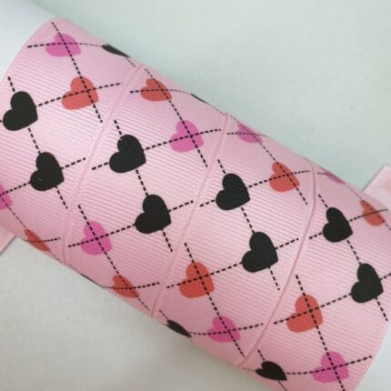 Grosgrain juostelė 25 mm, rožinė su širdelėmis — siuvimo juostelė | Trys Pelėdos