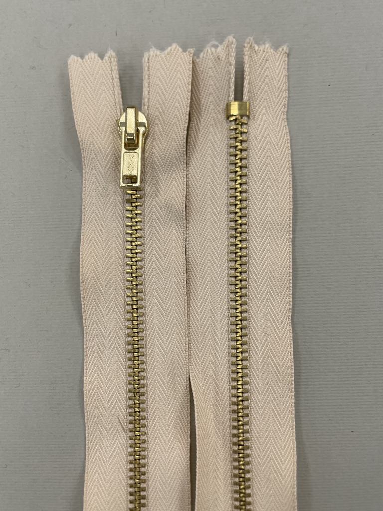 Metalinis užtrauktukas "Kreminis", 18 cm Metalinis užtrauktukas "Kreminis", 18 cm — siuvimo užtrauktukai | Trys Pelėdos