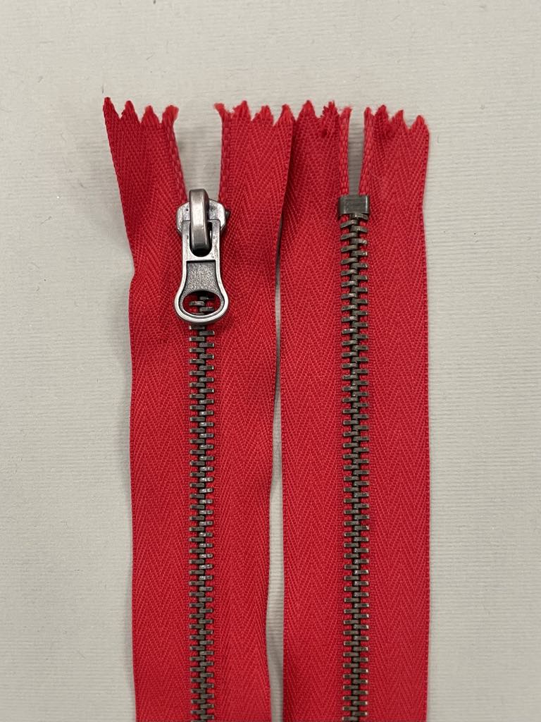 Metalinis užtrauktukas "Raudonas", 18 cm Metalinis užtrauktukas "Raudonas", 18 cm — siuvimo užtrauktukai | Trys Pelėdos