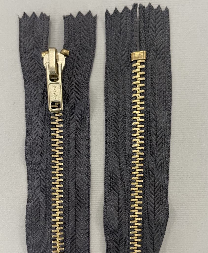 Metalinis užtrauktukas Tamsus Chaki, 10 cm Metalinis užtrauktukas Tamsus Chaki, 10 cm — siuvimo užtrauktukas | Trys Pelėdos