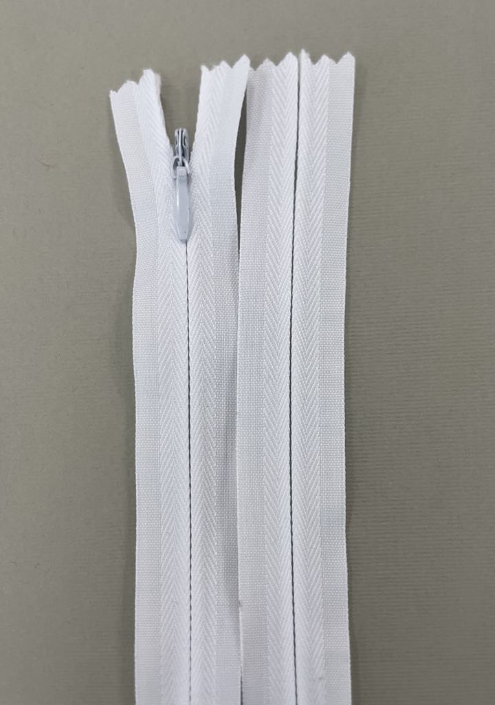 Paslėptas užtrauktukas "Baltas", 35 cm Paslėptas užtrauktukas "Baltas", 35 cm — siuvimo užtrauktukai | Trys Pelėdos