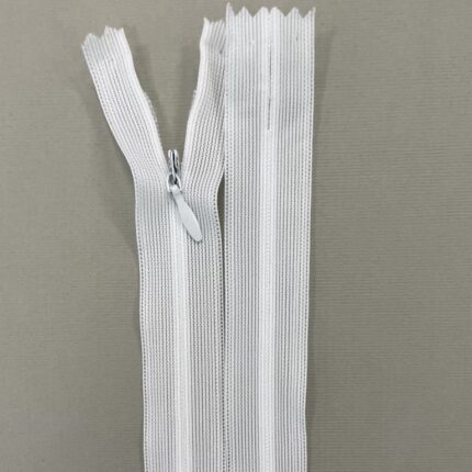 Paslėptas užtrauktukas "Baltas", 55 cm — siuvimo užtrauktukai | Trys Pelėdos