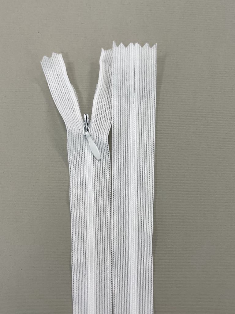 Paslėptas užtrauktukas "Baltas", 55 cm Paslėptas užtrauktukas "Baltas", 55 cm — siuvimo užtrauktukai | Trys Pelėdos