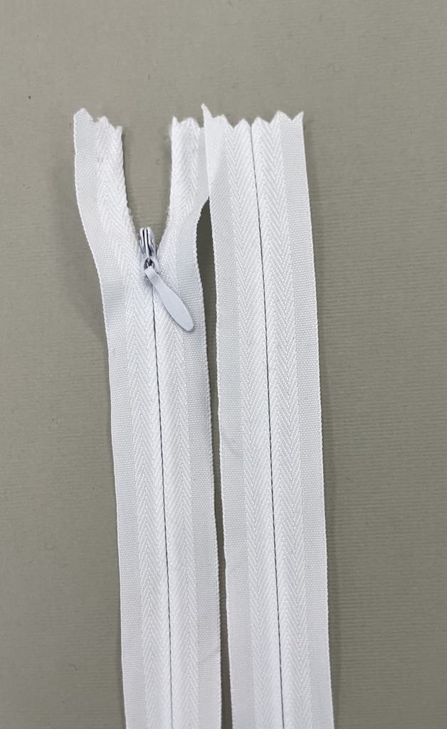 Paslėptas užtrauktukas "Baltas", 60 cm Paslėptas užtrauktukas "Baltas", 45 cm — siuvimo užtrauktukai | Trys Pelėdos