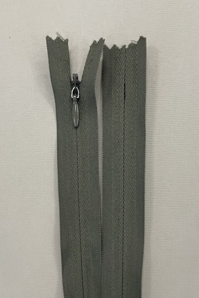 Paslėptas užtrauktukas "Chaki", 45 cm Paslėptas užtrauktukas "Chaki", 45 cm — siuvimo užtrauktukai | Trys Pelėdos