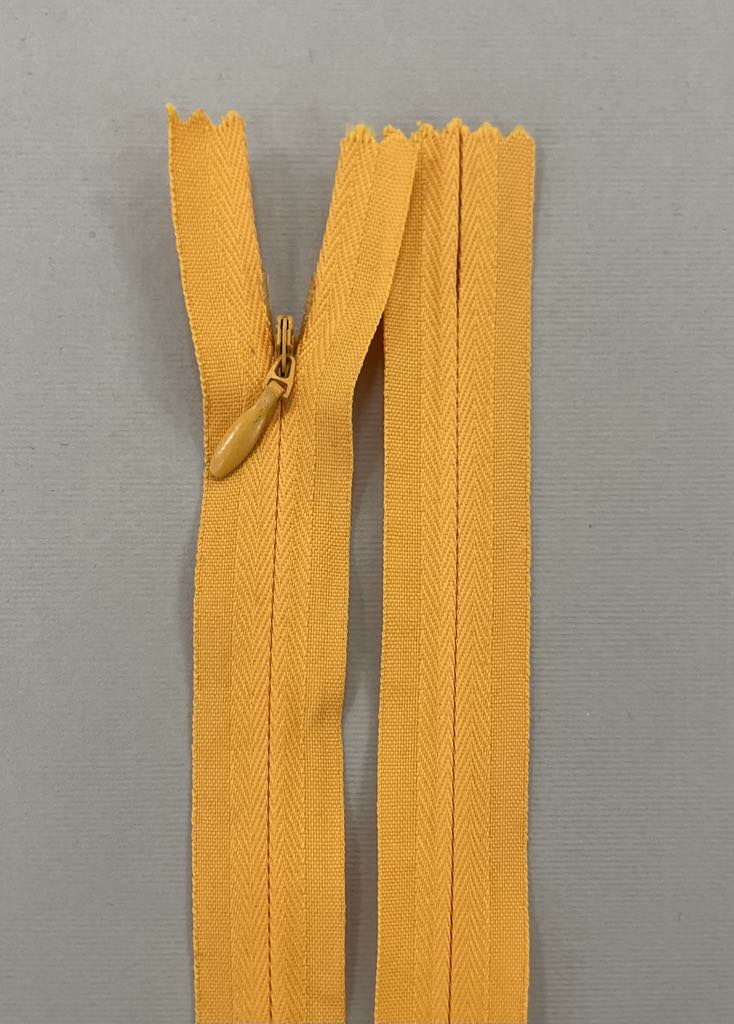 Paslėptas užtrauktukas "Geltonas", 20 cm Paslėptas užtrauktukas "Geltonas", 20 cm — siuvimo užtrauktukai | Trys Pelėdos