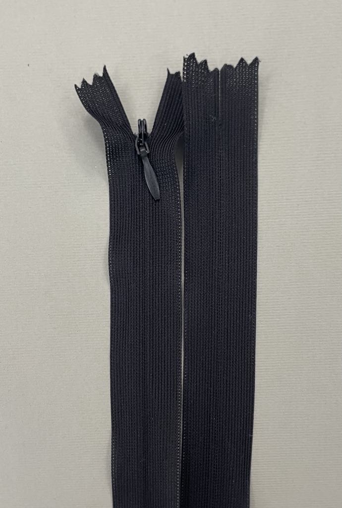 Paslėptas užtrauktukas "Juodas", 40 cm Paslėptas užtrauktukas "Juodas", 40 cm — siuvimo užtrauktukai | Trys Pelėdos