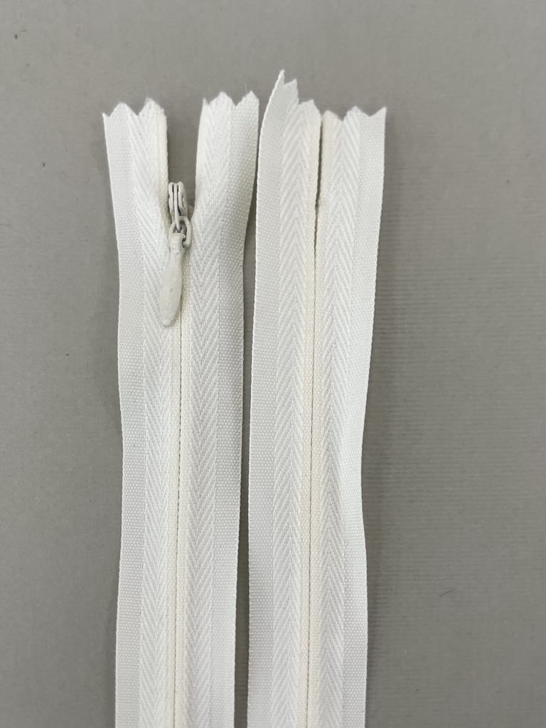 Paslėptas užtrauktukas "Pieno Baltas", 25 cm Paslėptas užtrauktukas "Pieno Baltas", 25 cm — siuvimo užtrauktukai | Trys Pelėdos