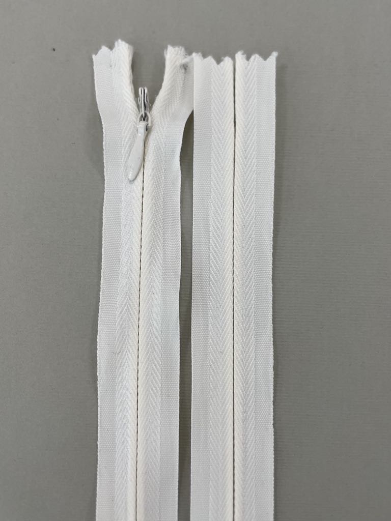 Paslėptas užtrauktukas "Pieno baltas", 30 cm Paslėptas užtrauktukas "Pieno baltas", 30 cm — siuvimo užtrauktukai | Trys Pelėdos
