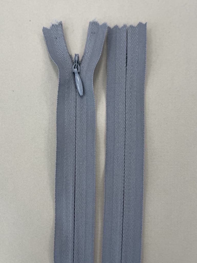 Paslėptas užtrauktukas "Pilkas", 30 cm Paslėptas užtrauktukas "Pilkas", 30 cm — siuvimo užtrauktukai | Trys Pelėdos