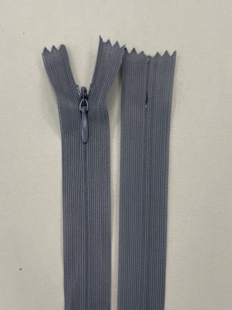 Paslėptas užtrauktukas "Pilkas", 40 cm Paslėptas užtrauktukas "Pilkas", 40 cm — siuvimo užtrauktukai | Trys Pelėdos
