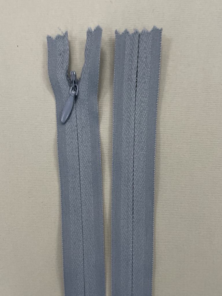 Paslėptas užtrauktukas "Pilkas", 45 cm Paslėptas užtrauktukas "Pilkas", 45 cm — siuvimo užtrauktukai | Trys Pelėdos